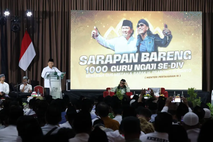 Sarapan Bareng Ribuan Guru Ngaji di DIY, Prabowo Janjikan Susu Bayi Gratis dan Kenaikan Gaji untuk 5 Profesi